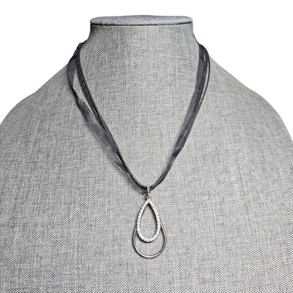 Elegant Noir Teardrop Pendant Necklace (NWOT) - Picture 9 of 11